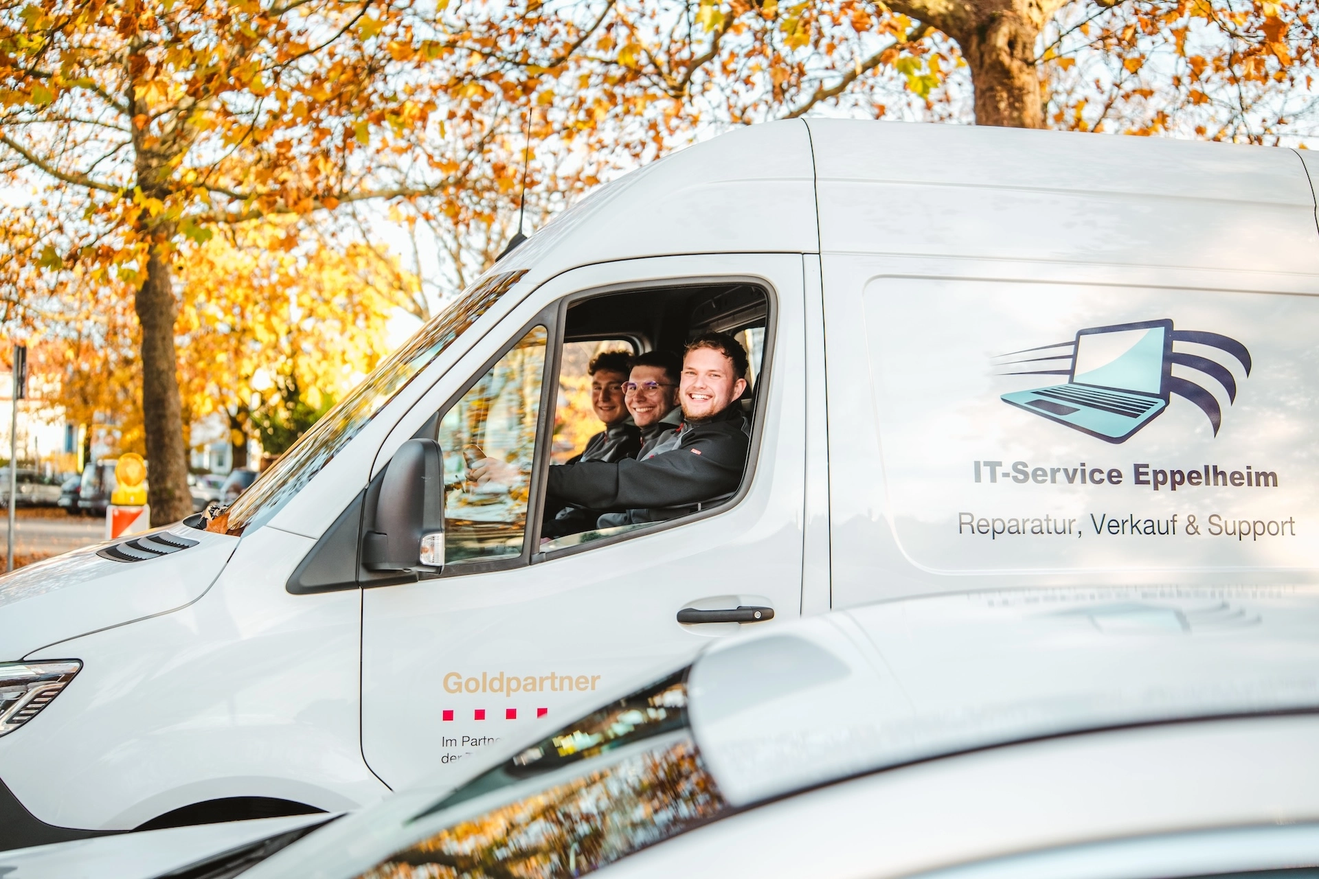 vor Ort Service von IT-Service Eppelheim mit Ersatzteilen im Fahrzeug